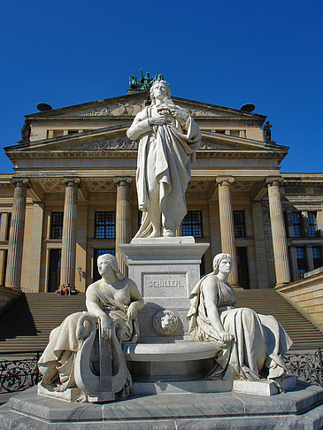 Schillerdenkmal mit Konzerthaus