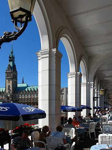 Fotos Blick durch die Bögen der Alster Arkaden auf das Rathaus | Hamburg