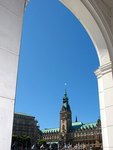 Foto Blick durch die Bögen der Alster Arkaden auf das Rathaus