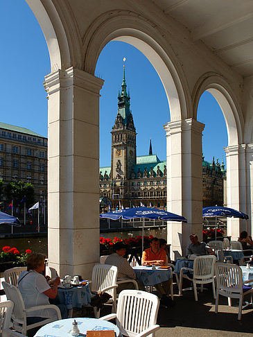 Fotos Blick durch die Bögen der Alster Arkaden auf das Rathaus | Hamburg