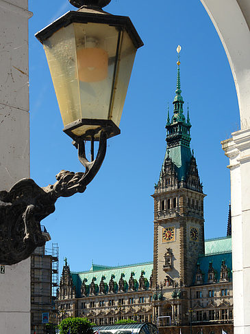 Blick durch die Bögen der Alster Arkaden auf das Rathaus Foto 