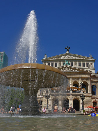 Alte Oper mit Brunnen Fotos