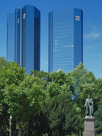 Deutsche Bank mit Statue