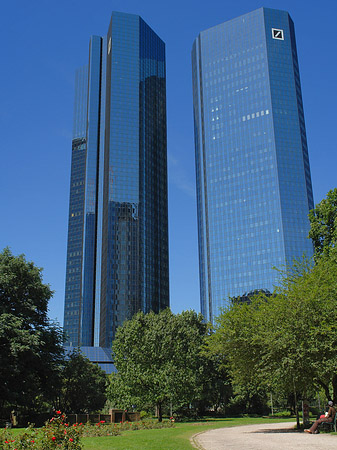 Foto Deutsche Bank mit Weg - Frankfurt am Main