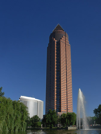 Messeturm mit Ludwig-Erhard-Anlage Foto 