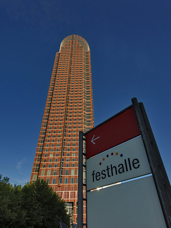 Fotos Messeturm mit Festhallenschild | Frankfurt am Main