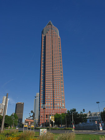 Messeturm mit Theodor-Heuss-Allee