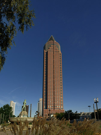 Foto Messeturm auf Wiese