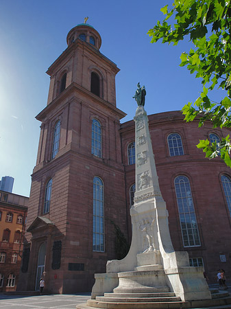 Paulskirche mit Statue