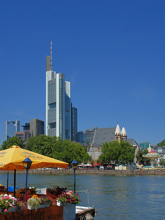 Skyline von Frankfurt mit Schöfferhofer Weizen Fotos