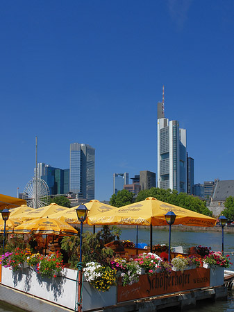 Foto Skyline von Frankfurt mit Schöfferhofer Weizen