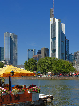 Skyline von Frankfurt mit Schöfferhofer Weizen Fotos