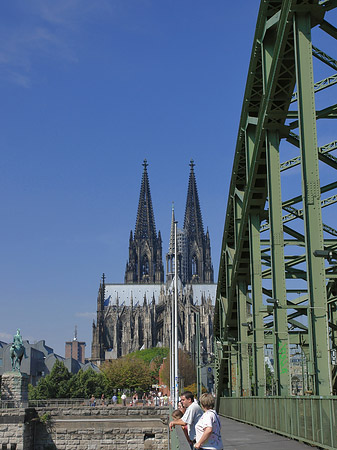 Hohenzollernbrücke beim Kölner Dom Foto 