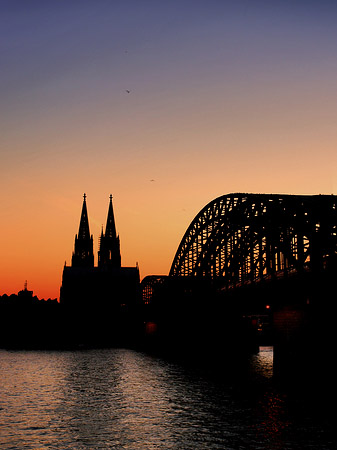 Kölner Dom hinter der Hohenzollernbrücke Fotos