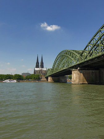 Schiff unter der Hohenzollernbrücke