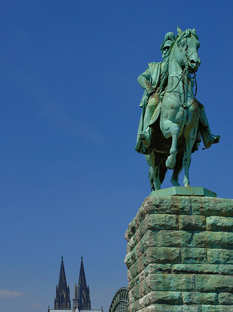 Foto Kölner Dom mit Reiterstatue - Köln