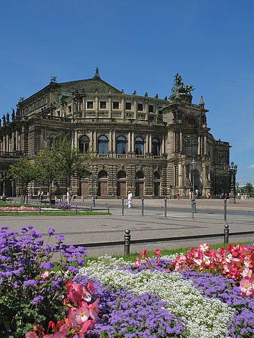 Semperoper mit Blumen Foto 