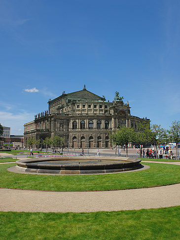 Fotos Semperoper mit Springbrunnen | Dresden