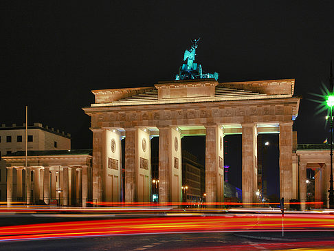 Foto Brandenburger Tor mit Straßenverkehr