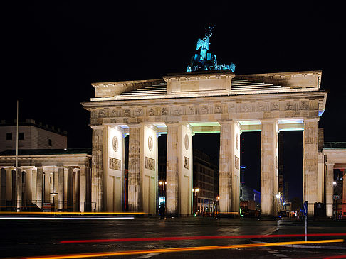 Fotos Brandenburger Tor mit Straßenverkehr | Berlin