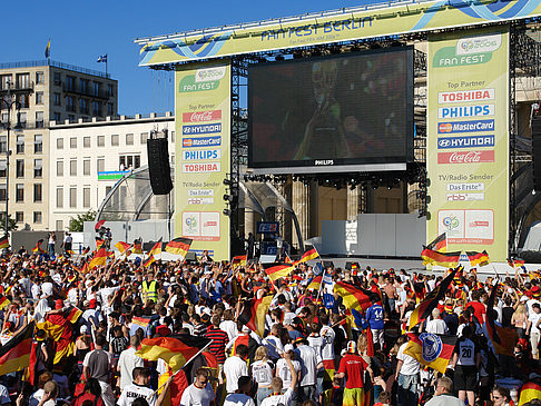 Bühne auf dem Fanfest Fotos