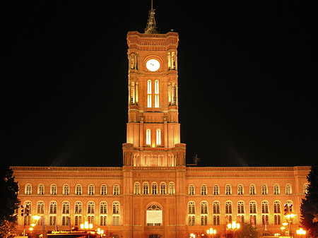 Rotes Rathaus bei Nacht Fotos