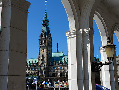 Blick durch die Bögen der Alster Arkaden auf das Rathaus Foto 