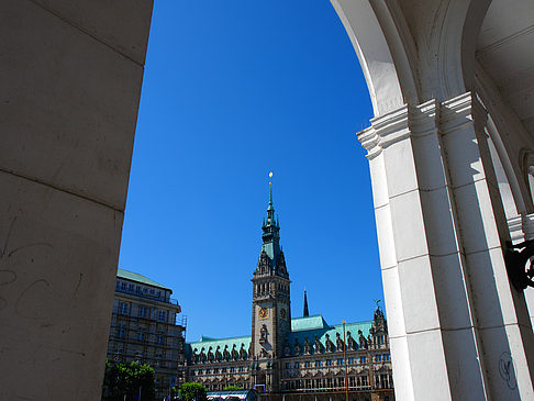 Fotos Blick durch die Bögen der Alster Arkaden auf das Rathaus | Hamburg