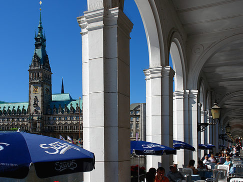 Foto Blick durch die Bögen der Alster Arkaden auf das Rathaus - Hamburg