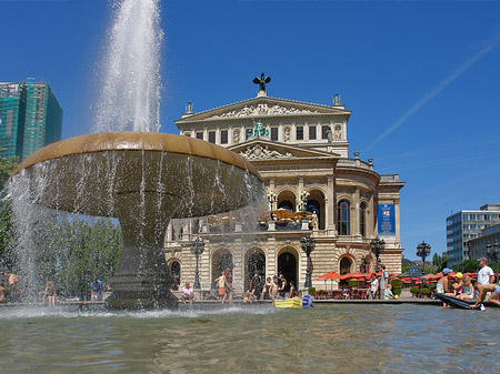 Alte Oper mit Brunnen Fotos