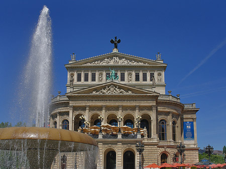 Fotos Alte Oper mit Brunnen