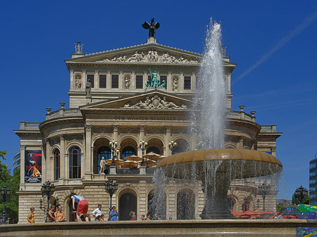 Fotos Alte Oper mit Brunnen