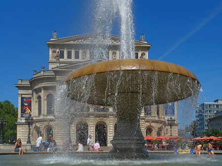 Alte Oper mit Brunnen