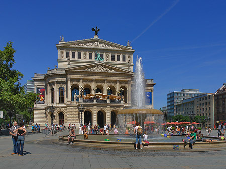 Alte Oper mit Brunnen