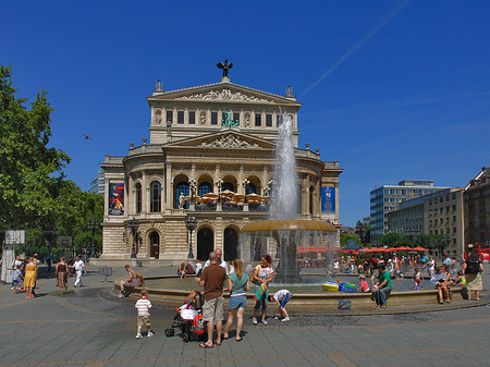 Alte Oper mit Brunnen Foto 