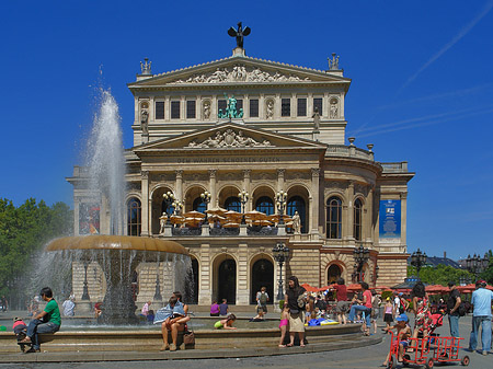 Foto Alte Oper mit Brunnen