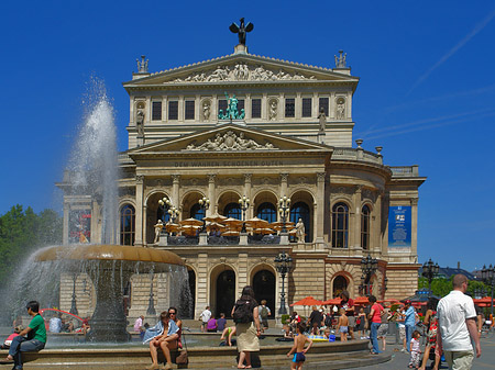 Alte Oper mit Brunnen