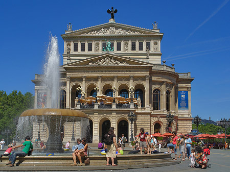 Alte Oper mit Brunnen Fotos