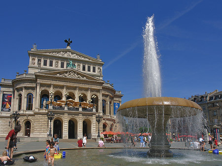 Foto Alte Oper mit Brunnen