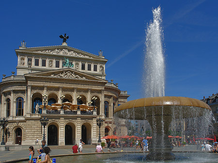 Alte Oper mit Brunnen