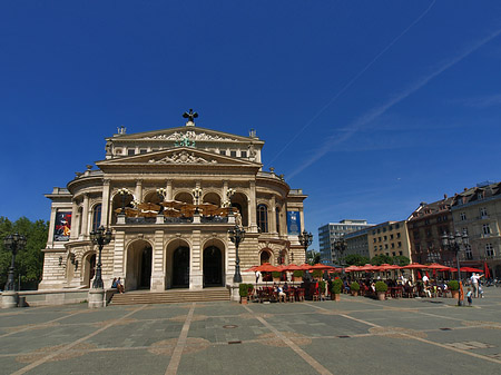 Alte Oper mit Häusern Foto 