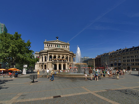 Fotos Alte Oper mit Häusern