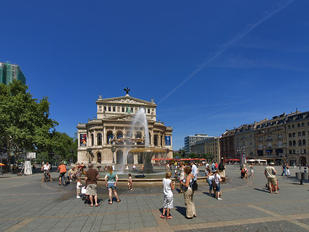 Fotos Alte Oper mit Häusern