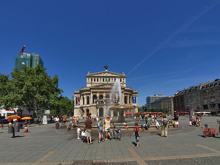 Alte Oper mit Häusern