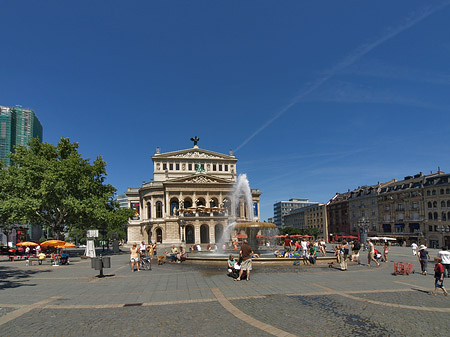 Alte Oper mit Häusern Foto 