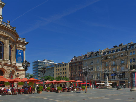 Alte Oper mit Häusern Fotos