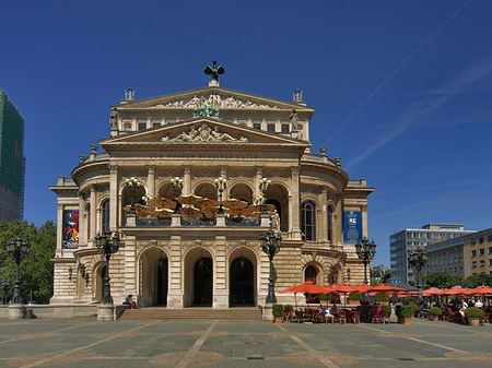 Alte Oper mit Schirmen