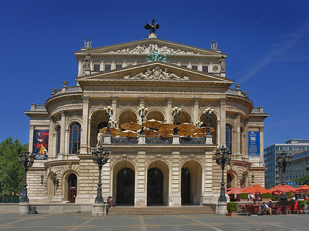 Alte Oper mit Schirmen