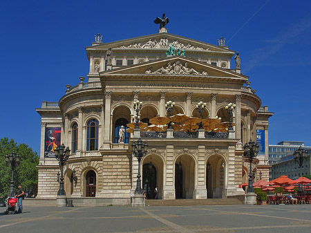 Alte Oper mit Schirmen