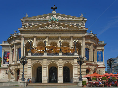 Alte Oper mit Schirmen Fotos